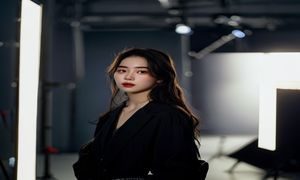 日本偶像转型女演员在现代都市风格摄影棚中拍摄写真，背景简洁，妆容精致，展现青春活力